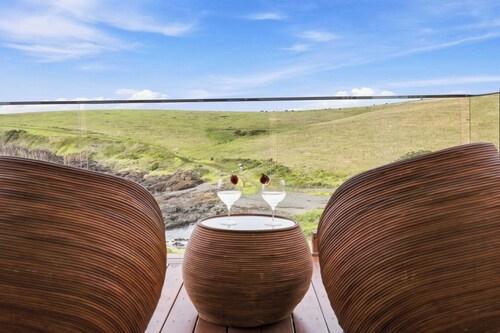 Absolute oceanfront is a cosy 1 bedroom studio overlooking the ocean.