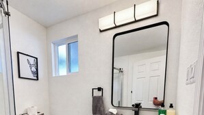 تجهيزات دش، مجففات شعر، مناشف، صابون