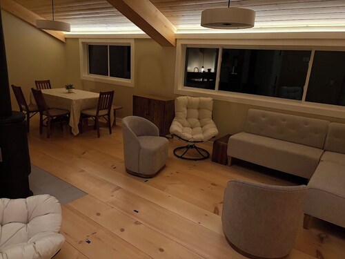 TRULY UNIQUE, NEW CONSTRUCTION BARN-APT with a BEAUTIFUL VIEW and GREAT LOCATION