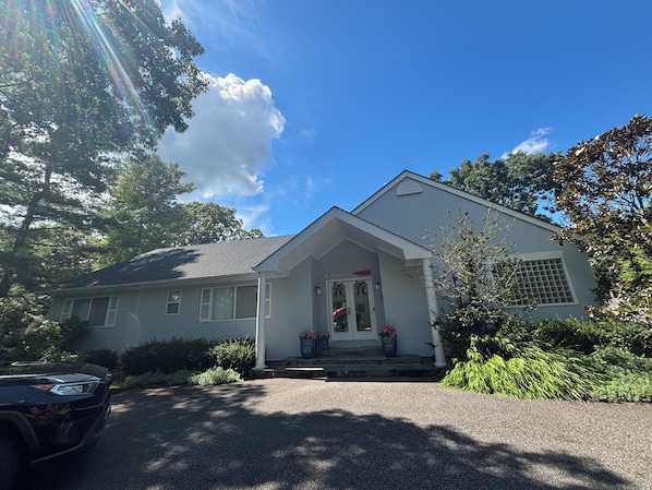 Exterior - 4-bedroom house in Westhampton Beach 1 mile to Main Street. Pool and Hot Tub (Westhampton Beach)
