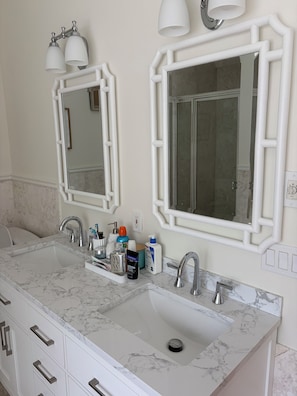 Bathroom - 4-bedroom house in Westhampton Beach 1 mile to Main Street. Pool and Hot Tub (Westhampton Beach)