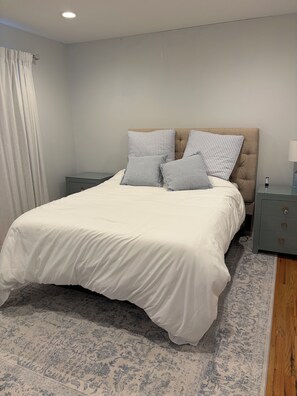 Room - 4-bedroom house in Westhampton Beach 1 mile to Main Street. Pool and Hot Tub (Westhampton Beach)