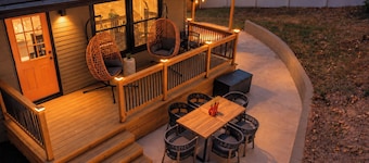 Knoxville Modern-Hot Tub-Lounge-Gym-Pet Friendly