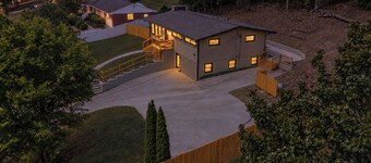 Knoxville Modern-Hot Tub-Lounge-Gym-Pet Friendly-18 Min to Neyland