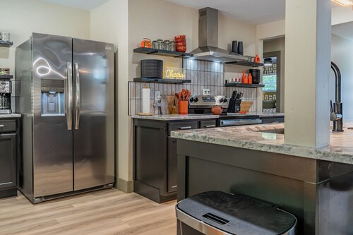 Knoxville Modern-Hot Tub-Lounge-Gym-Pet Friendly