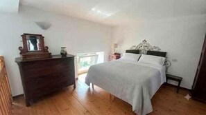 A bedroom with a bed, dresser, and a window. - Holiday flat with internet (Belgirate)