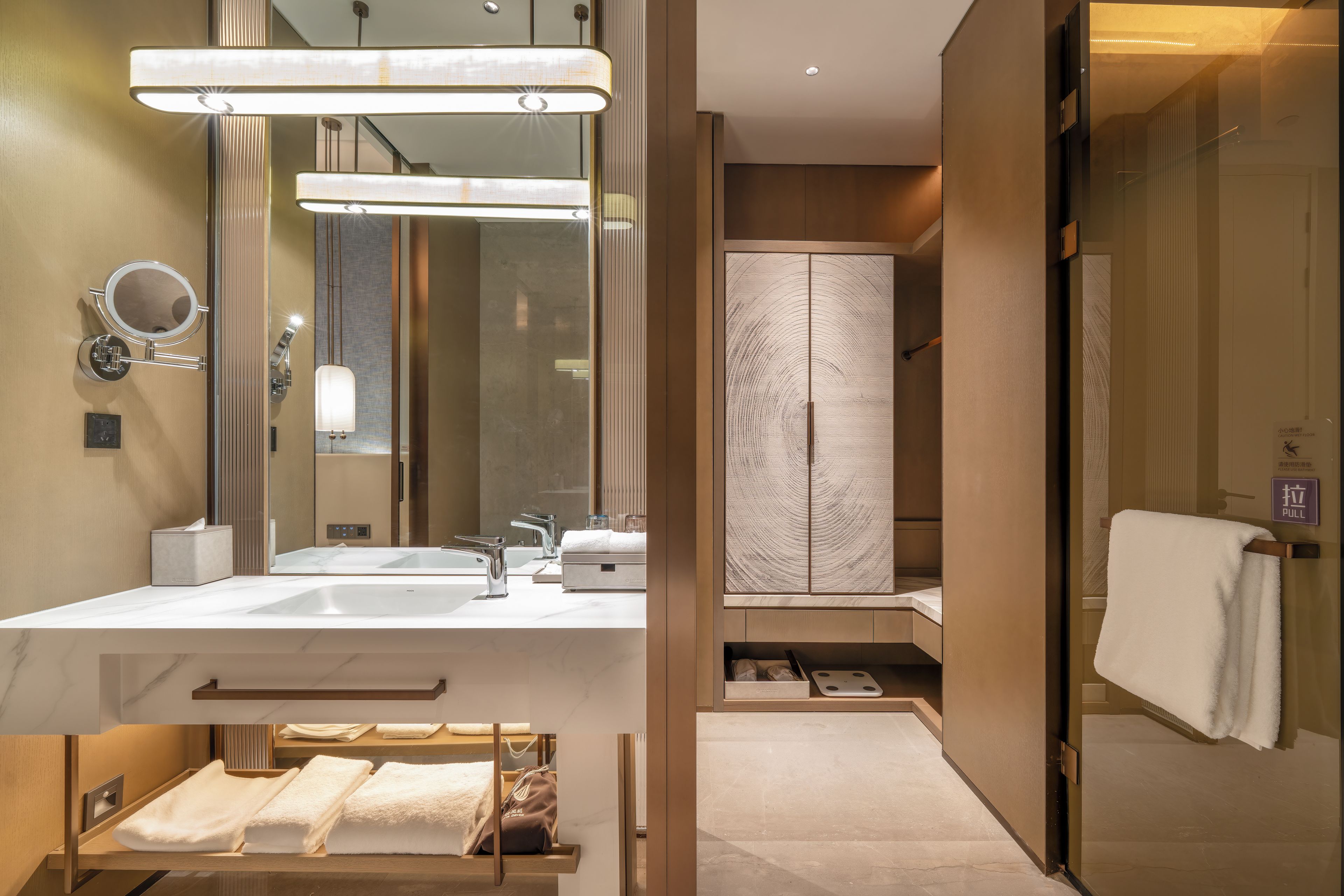 Deluxe Suite | Bathroom