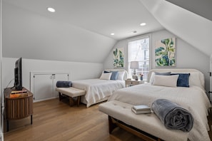 Unclassified image, 4 of 75, button - Designer 5BR Downtown Retreat Sleeps 10-12 (Chattanooga)