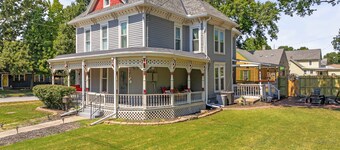 Charming 3-bedroom house near KC that sleeps up to 8 with gazebo and coffee bar.