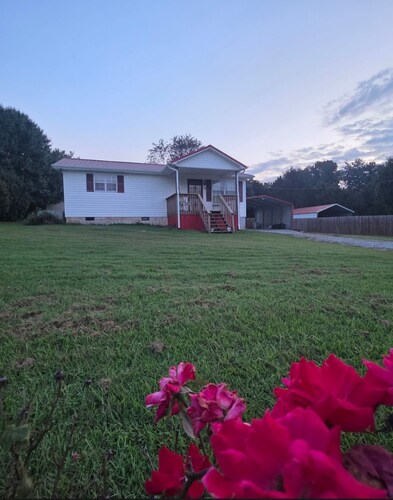 Papas Cottage with a farm view in Rogersville, Tennessee