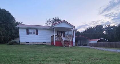 Papas Cottage with a farm view in Rogersville, Tennessee