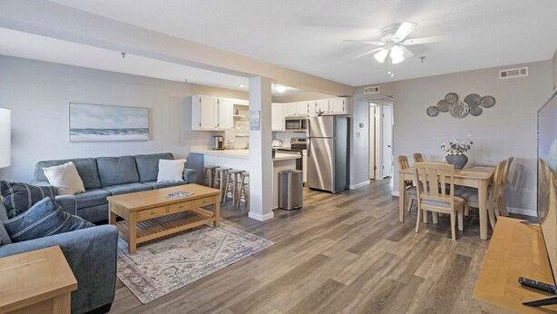 Living area - Salted Zen in Ocean city, MD
Pool~Walk to the Beach~Linens & Towels (Ocean City)