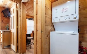 Ein Waschbereich mit einer Waschmaschine und Holzvertäfelung.