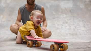 Un niño montando en patineta en un parque de skate.