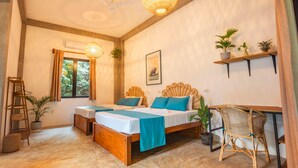 Ein Schlafzimmer mit einem Bett, einem Schreibtisch, einem Stuhl, einem Deckenventilator und einem Fenster.