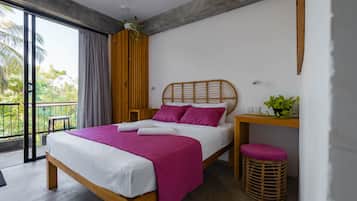 Ein modernes Schlafzimmer mit einem Holzbett, Balkonblick und einem kleinen Tisch mit einer Pflanze.