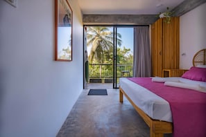 Quarto com cama, vista para palmeiras e varanda.