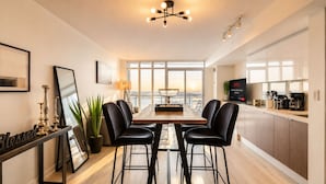 Una cocina moderna con comedor, ventanas amplias y vista a la ciudad.