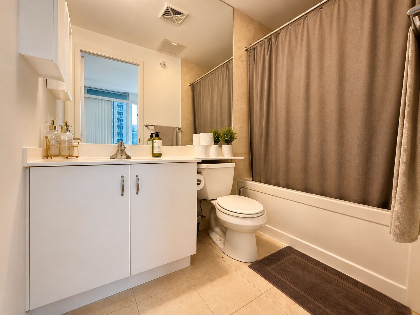 Apartamento de lujo, vistas a la ciudad | Baño | Toallas, jabón, champú y papel higiénico
