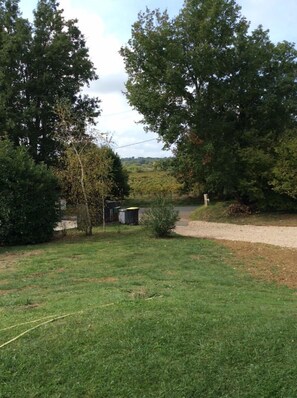 A grassy area with trees and a gravel path. - Country house with a pool between Bordeaux and St-Émilion (Croignon)