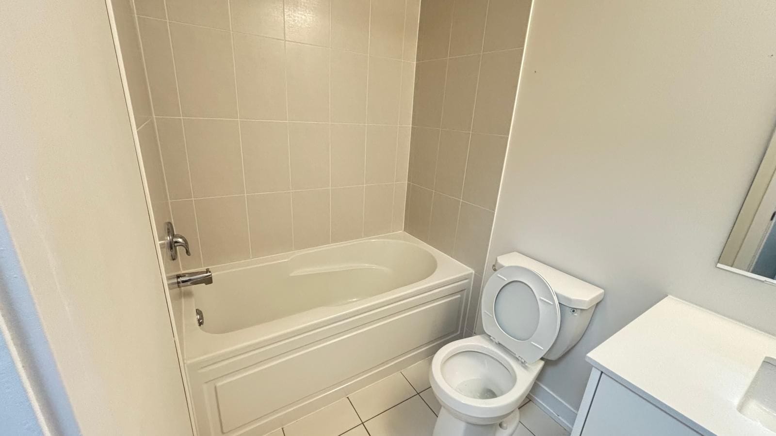 Een badkamer met een bad, toilet en wastafel.