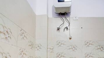 Toallas, jabón, shampoo, papel higiénico