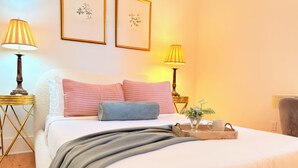 Tabla de planchar con plancha, wifi y ropa de cama 
