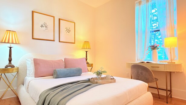 Tabla de planchar con plancha, wifi y ropa de cama 