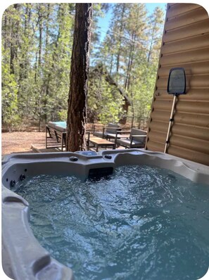 Outdoor spa tub - Cabin in the pines with hot tub, wraparound porch, screened in patio, and yard. (Pinetop-Lakeside)