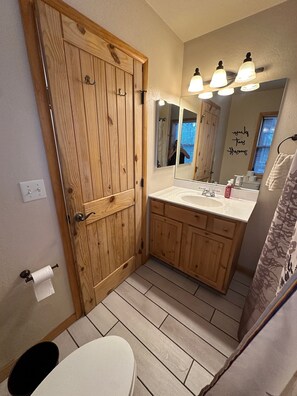 Shower, hair dryer, towels, soap - Cabin in the pines with hot tub, wraparound porch, screened in patio, and yard. (Pinetop-Lakeside)