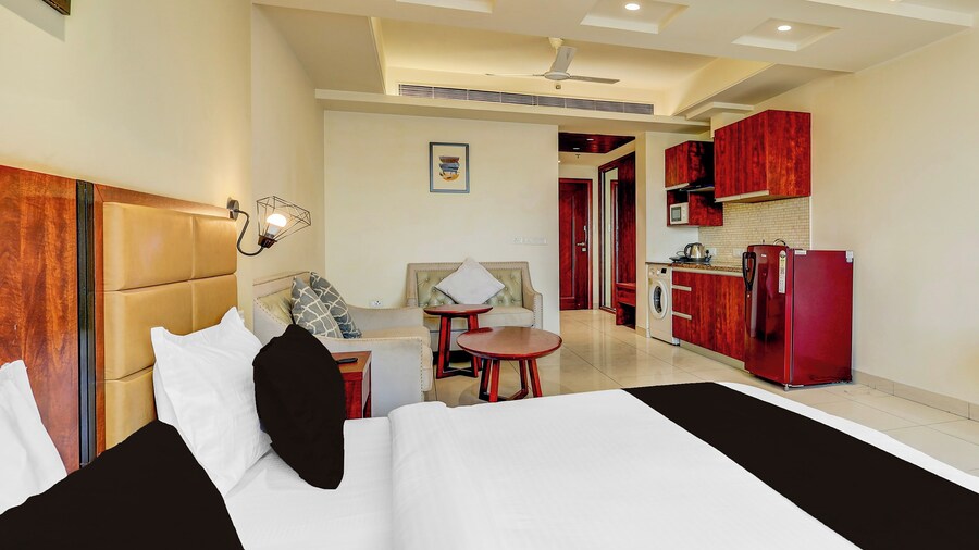Super Townhouse Oak Sector 39 Medanta