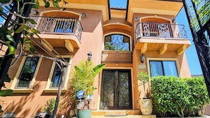 A multi-story building with balconies, a central entrance, and a street-facing facade. - La Casita: A Mediterranean Oasis Nestled in the Heart of Santa Monica (Santa Monica)