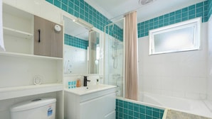 A bathroom with a shower, toilet, and sink. - 4BR Marsfield Stay  Walk to Macquarie Uni Metro (Marsfield)