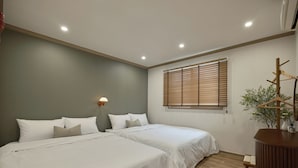 Ein Schlafzimmer mit zwei Betten, einer Wandlampe, einem Fenster mit Jalousien und einem Holzstuhl.