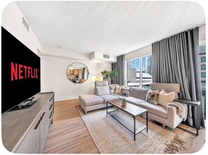 Living area - SPACIOUS 1BD/1BA MODERN SUITE/CN TOWER /FRONT STREET (Toronto)