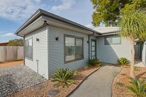 Unclassified image, 2 of 24, button - Sil’s Place on Bolard Lane: Walk to Murray River (Mildura)