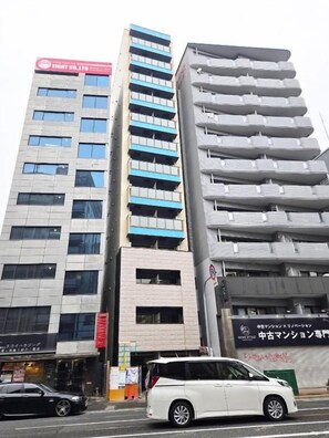 A multi-story building with commercial signage on the ground floor. - The Peak Namba Minami (Shikitsuhigashi, Naniwa Ward)