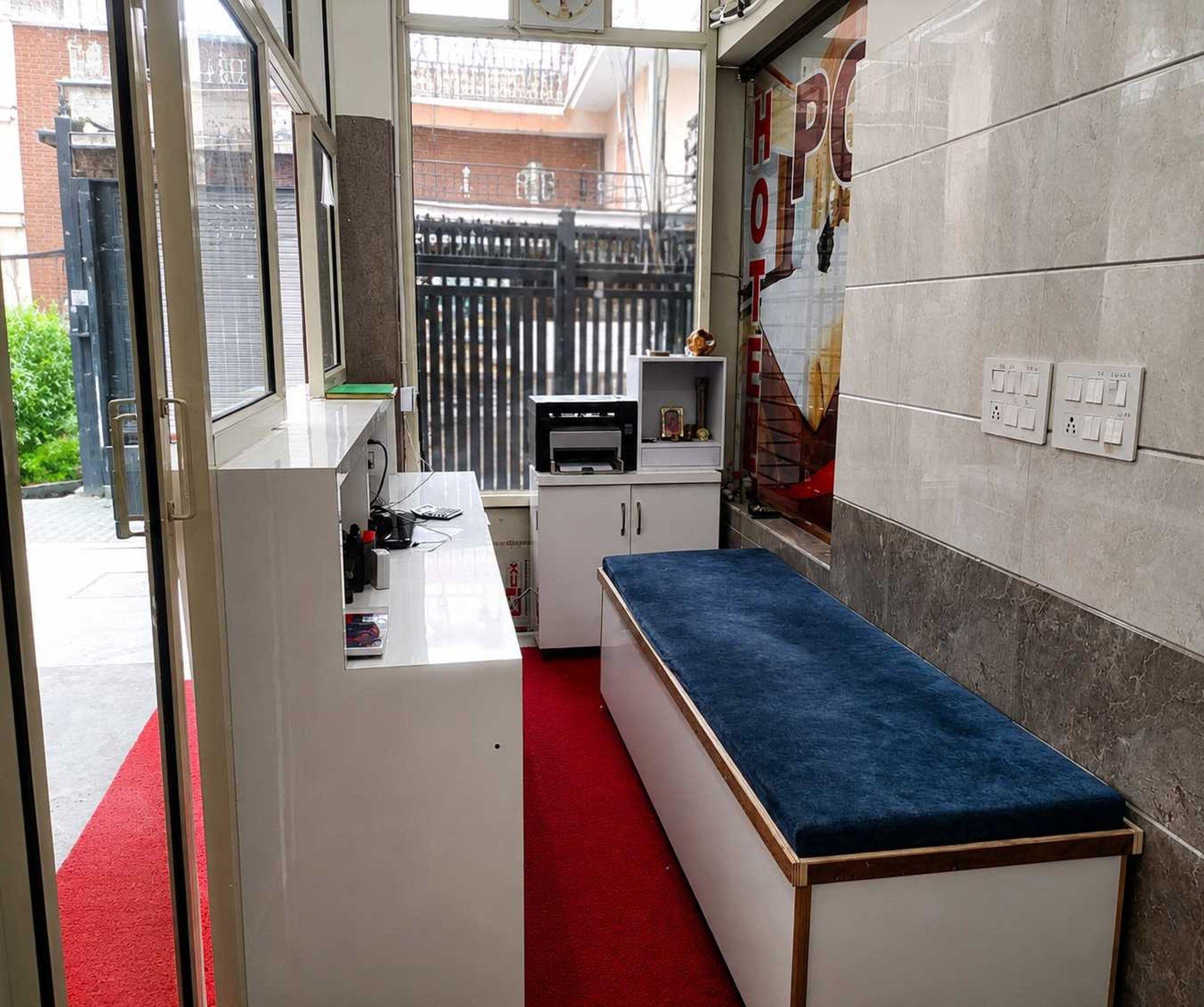 Una kitchenette compacta con encimera, pileta y pequeño refrigerador.