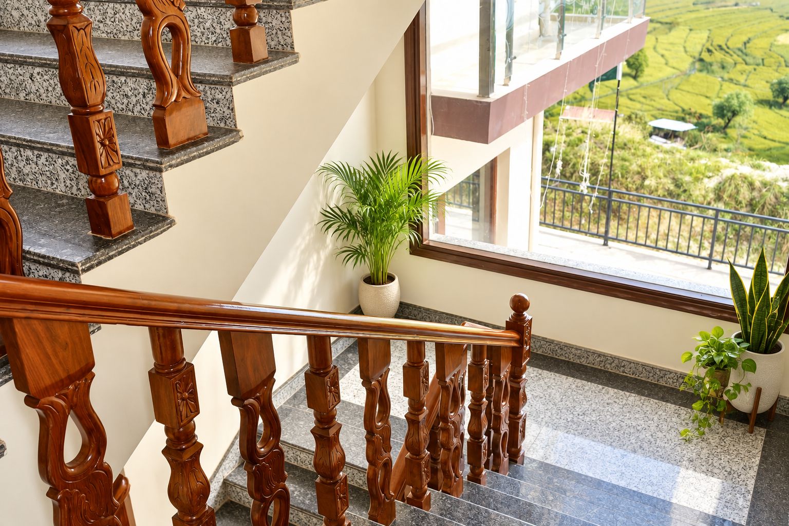 Eine Treppe mit aufwendig geschnitzten Holzbalkonen, die zu einem Zwischenpodest mit einem Blumentopf führt.