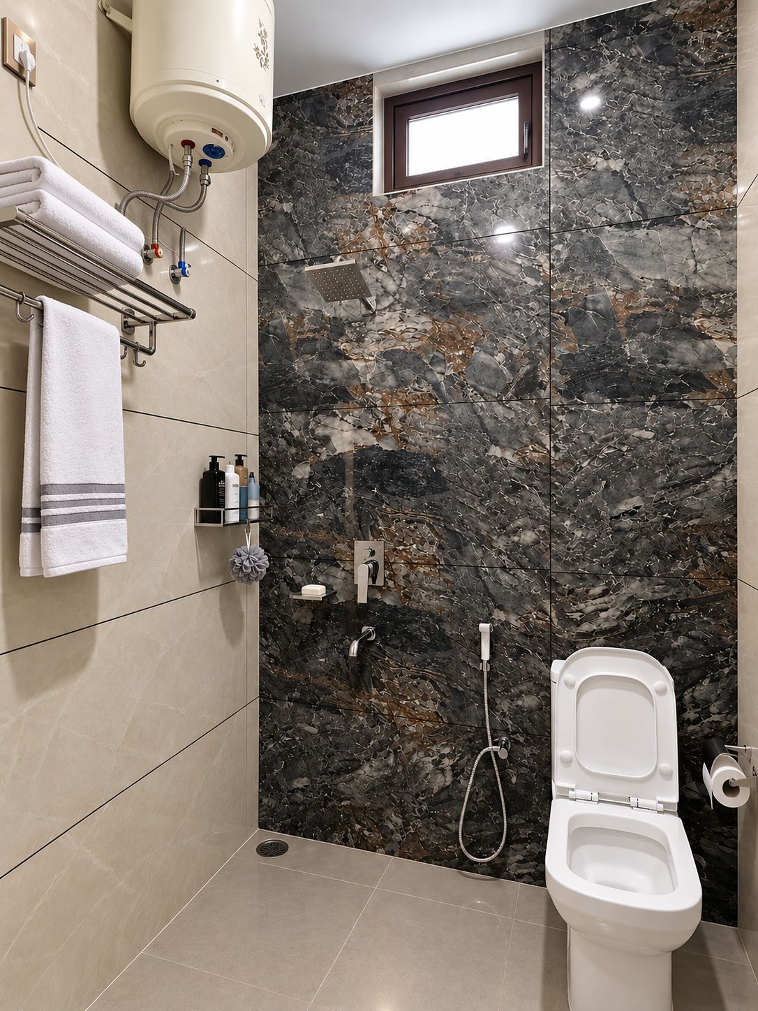 Ein Badezimmer mit Toilette, Dusche und Handtuchhalter.