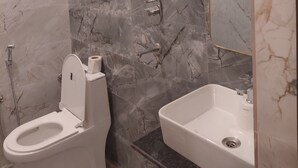 Phòng đôi Cao cấp, ban công, quang cảnh núi | Phòng tắm | Buồng tắm vòi sen 