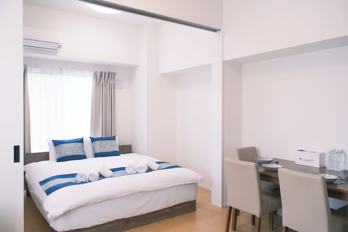 Ein Hotelzimmer mit einem Bett, einem Schreibtisch und einem Stuhl.