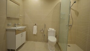 Ein Badezimmer mit Waschbecken, Toilette und Dusche.