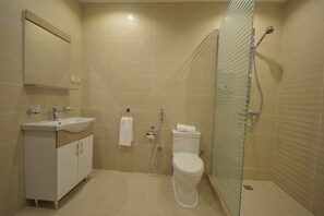 A bathroom with a sink, toilet, and shower. - Rahhal Al Bahr Hotel Apartment (Jeddah)