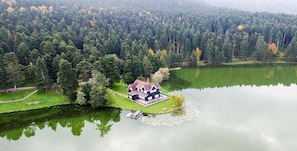 A house surrounded by a forest and a lake. - Sarot Termal Park Resort & Spa (Mudurnu)