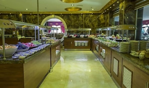 A buffet area with multiple food stations and a central serving counter. - Sarot Termal Park Resort & Spa (Mudurnu)