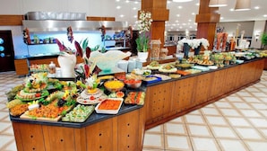 En buffet med forskellige retter og en træbordplade.