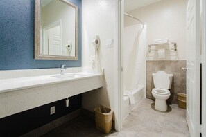 Ein Badezimmer mit Waschbecken, Spiegel und Toilette.