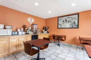 Dining - Super 8 By Wyndham Syracuse East (East Syracuse)
