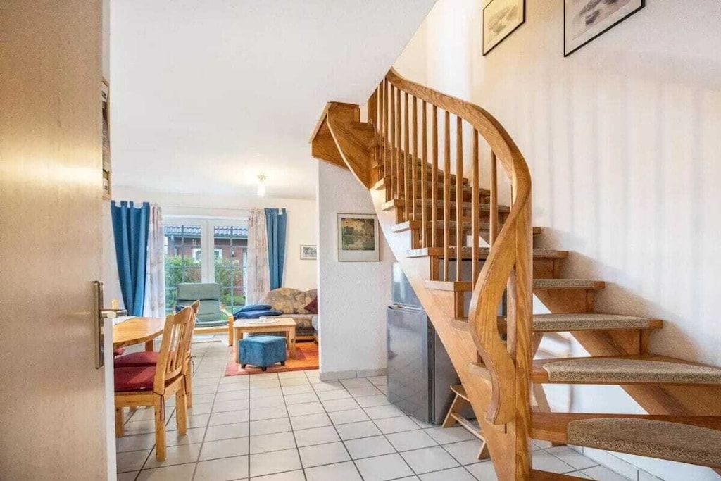 Una escalera con barandillas de madera que conduce a un piso superior.